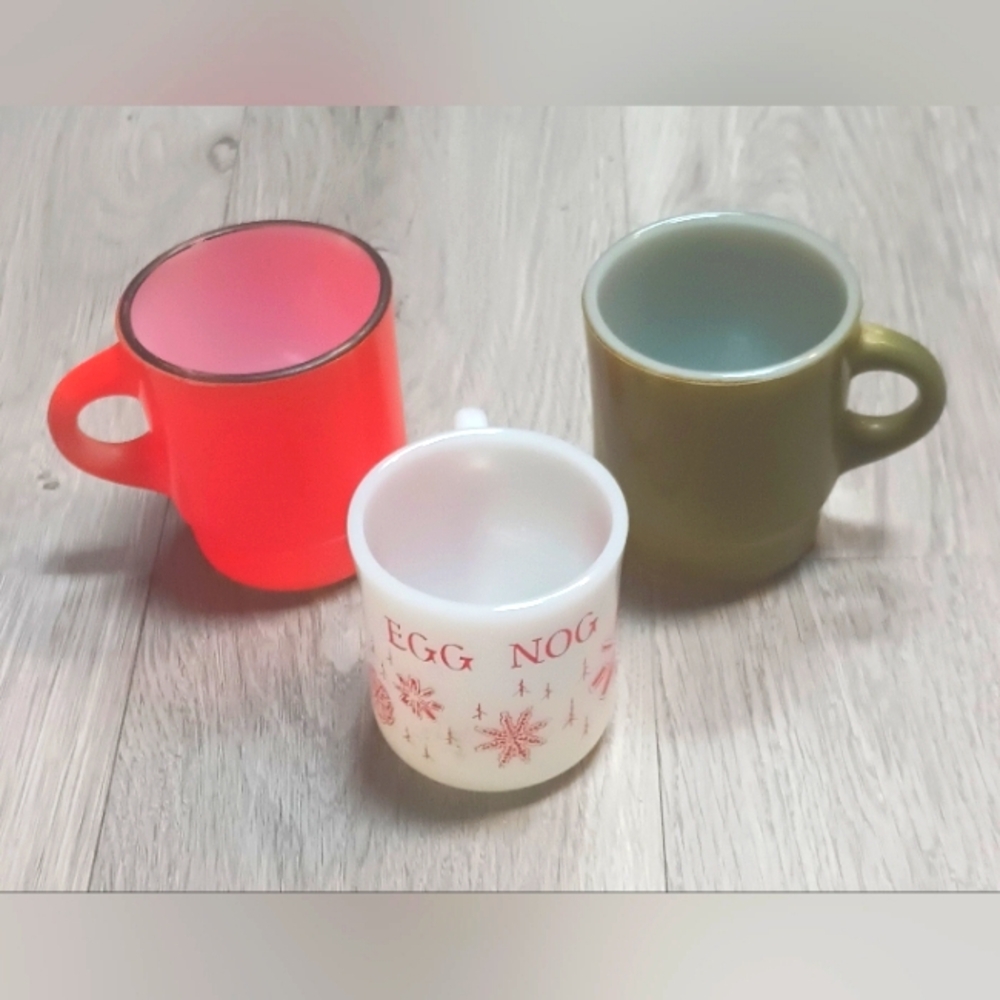 Three 3 Vtg Anchor Hocking Fire King Mugs Christmas Holiday Egg Nog Red Green